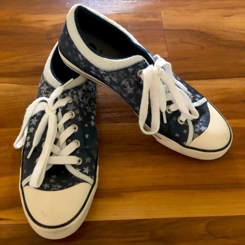 Women’s Size 8 Guess tennies!  Navy with light silver stars
